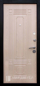 Светлая металлическая дверь с молдингами №22 - фото №2
