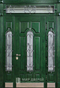 Большая входная дверь с ковкой и окном для дома №11 - фото №1