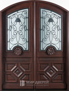 Элитная парадная дверь с решётками на окнах №126 - фото вид снаружи
